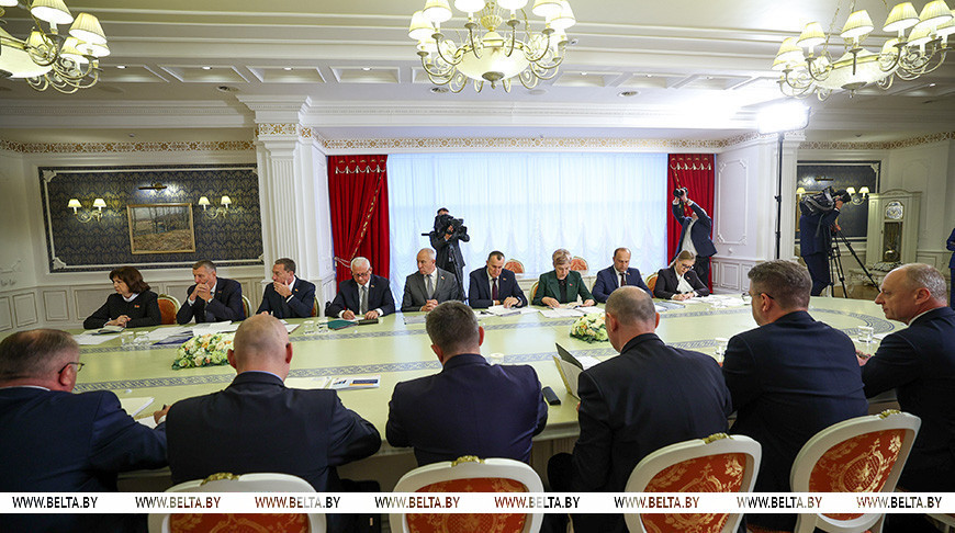 Lukashenko wants retail chains to improve operations in rural areas