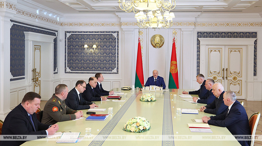 Lukashenko calls for further strengthening of Belarus’ defense capabilities