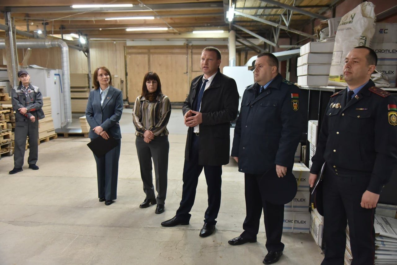 predsedatel-glubokskogo-rayispolkoma-maksim-bakurov-posetil-glubokskiy-mebelnyy-tsentr_0