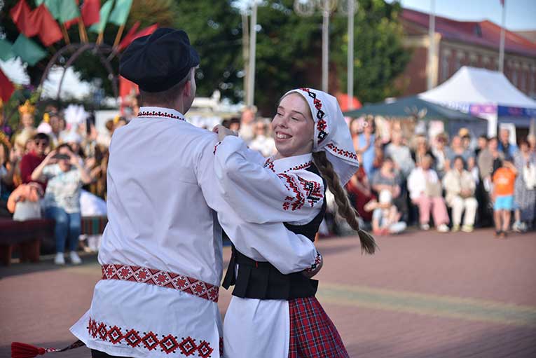 vishnyevyy-festival-v-glubokom-startoval-yarko-_13
