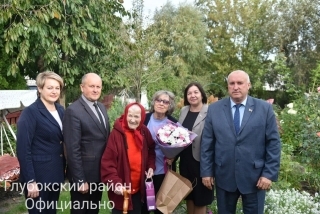 Кіраўніцтва раёна павіншавала доўгажыхарку з Днём нараджэння