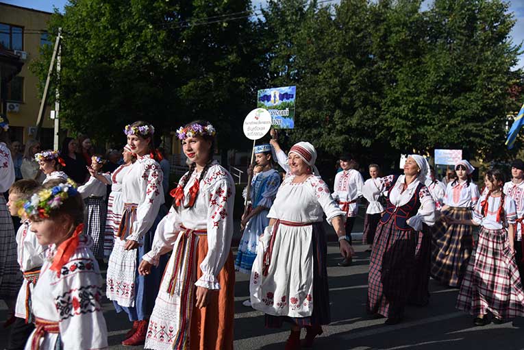 vishnyevyy-festival-v-glubokom-startoval-yarko-_6