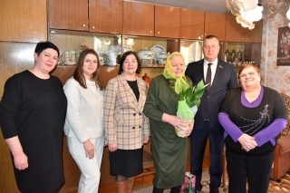 Анатоль Сіўко, дэпутат Палаты прадстаўнікоў Нацыянальнага сходу Рэспублікі Беларусь і Вера Цяліца, старшыня Глыбоцкага раённага Савета дэпутатаў прынялі ўдзел у дабрачыннай акцыі "Ад усёй душы"