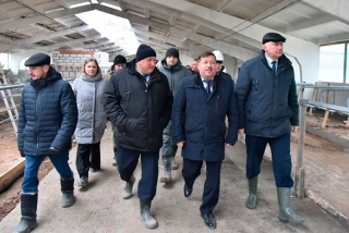Міністр сельскай гаспадаркі Анатоль Ліневіч наведаў будпляцоўку новага комплексу "Мярэцкія"