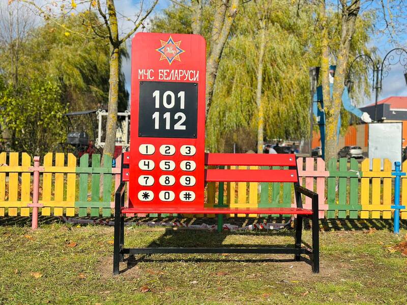 na-detskoy-ploshchadke-nashli-telefon-mchs_1