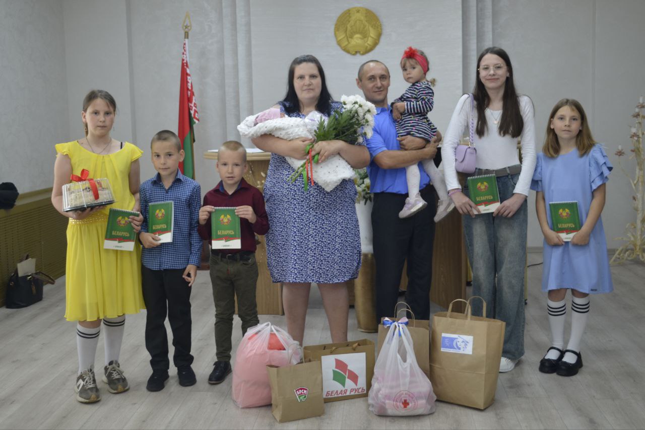 Сёмае дзіця ў сям'і нарадзілася напярэдадні Дня Незалежнасці ў глыбачан Людмілы і Барыса