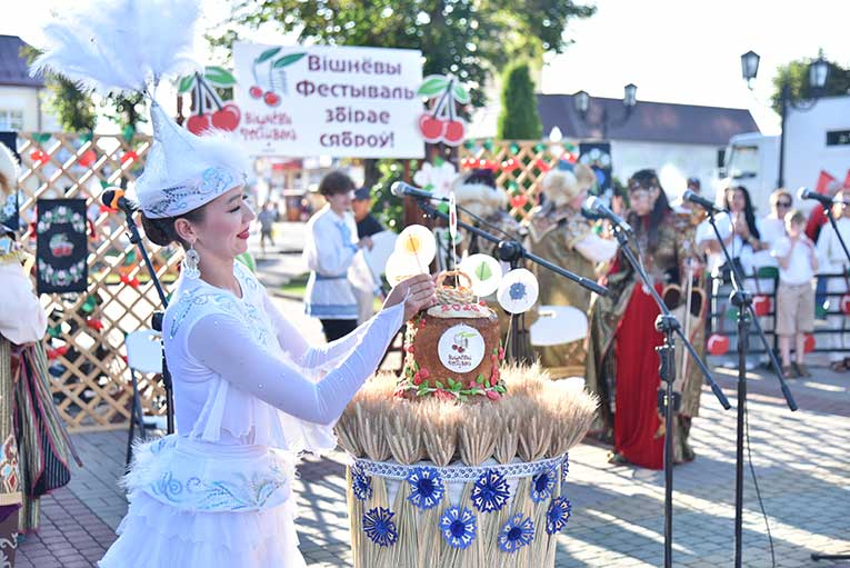 vishnyevyy-festival-v-glubokom-startoval-yarko-_12