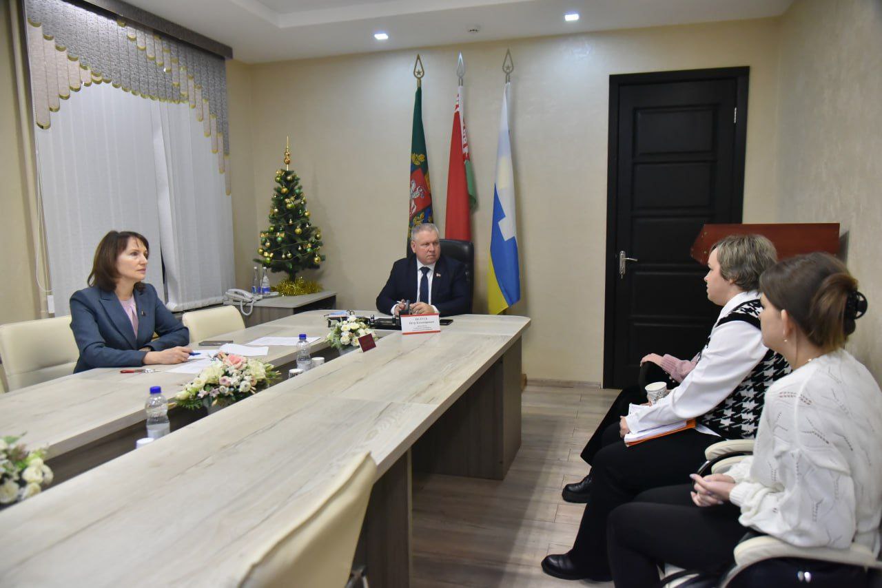 predsedatel-glubokskogo-rayispolkoma-pyetr-belus-provel-priem-grazhdan-_0