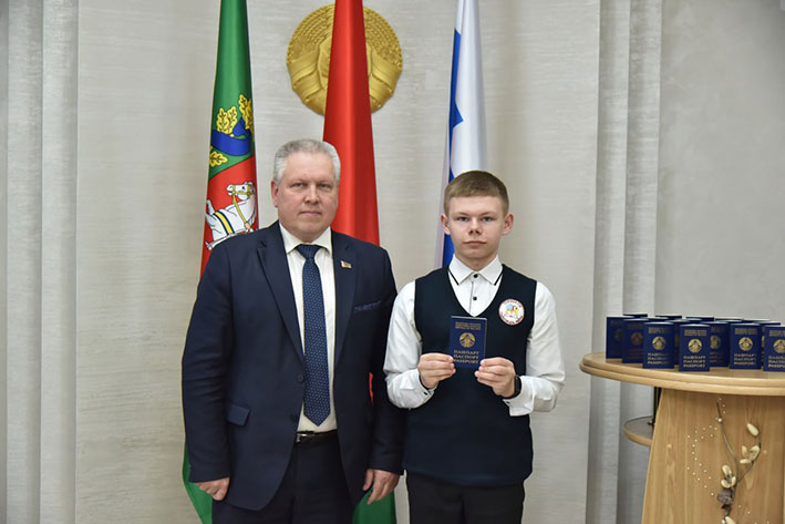 Юные жители глубоччины получили свой главный документ