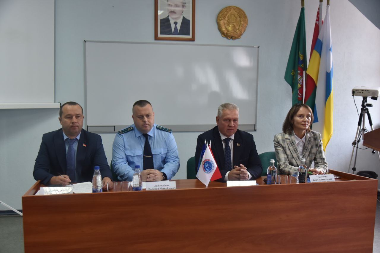 Старшыня Глыбоцкага райвыканкама Пётр Белусь правёў сустрэчу з калектывам Глыбоцкіх электрасетак