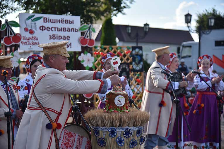 vishnyevyy-festival-v-glubokom-startoval-yarko-_16
