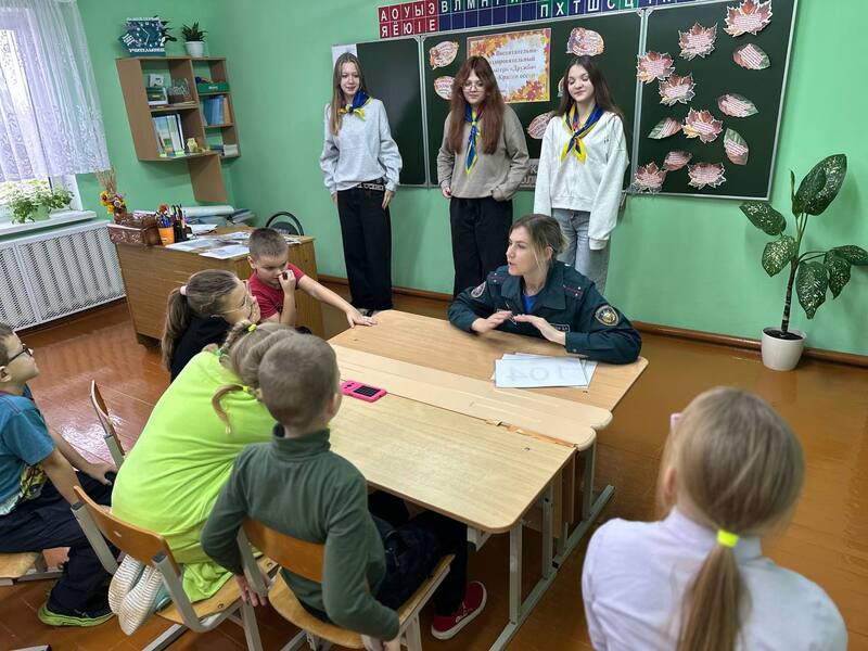 glubokoe-yunye-spasateli-i-rabotniki-mchs-razzhigayut-ogon-znaniy_3