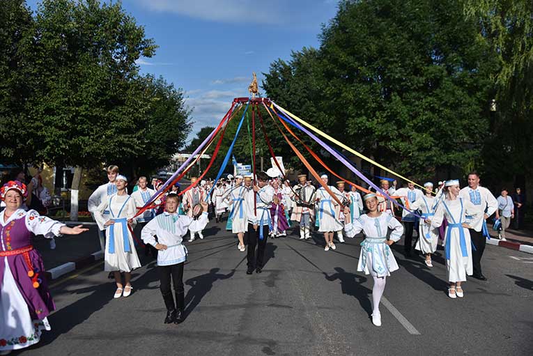 vishnyevyy-festival-v-glubokom-startoval-yarko-_7