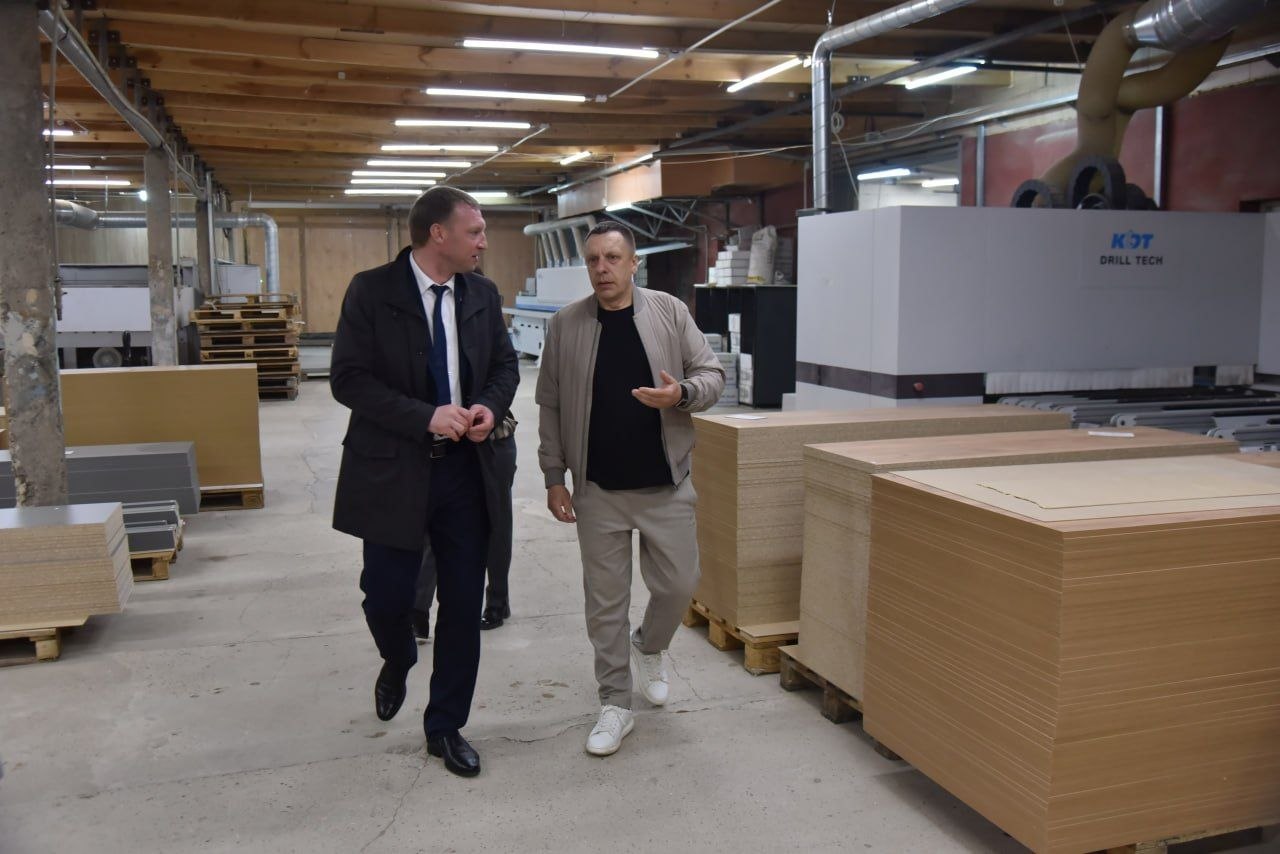 predsedatel-glubokskogo-rayispolkoma-maksim-bakurov-posetil-glubokskiy-mebelnyy-tsentr_4