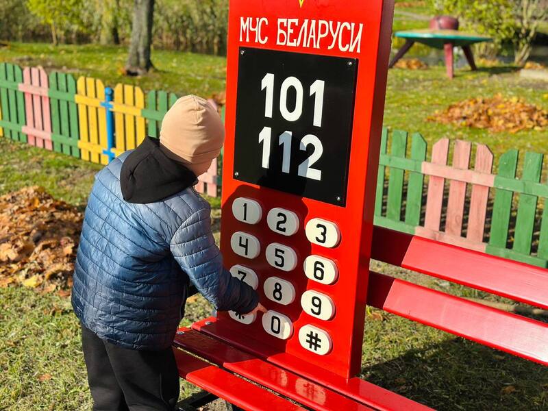 На детской площадке нашли телефон МЧС