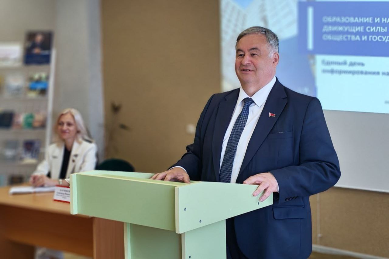 Вядомы беларускі пісьменнік, журналіст, кіраўнік выдавецтва "Беларусь" і Саюза пісьменнікаў Беларусі Аляксандр Карлюкевіч сустрэўся з работнікамі культуры Глыбоччыны ў рамках Адзінага дня інфармавання