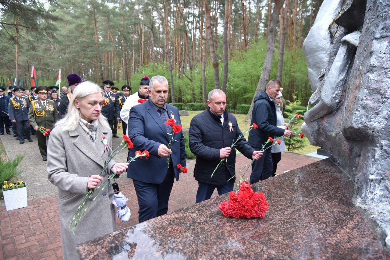 pamyat-vysechennaya-v-kamne-i-serdtsakh-v-urochishche-borok-proshel-miting-rekviem_10
