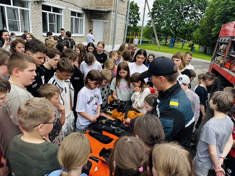 vstrecha-so-spasatelyami-v-detskikh-lageryakh_1