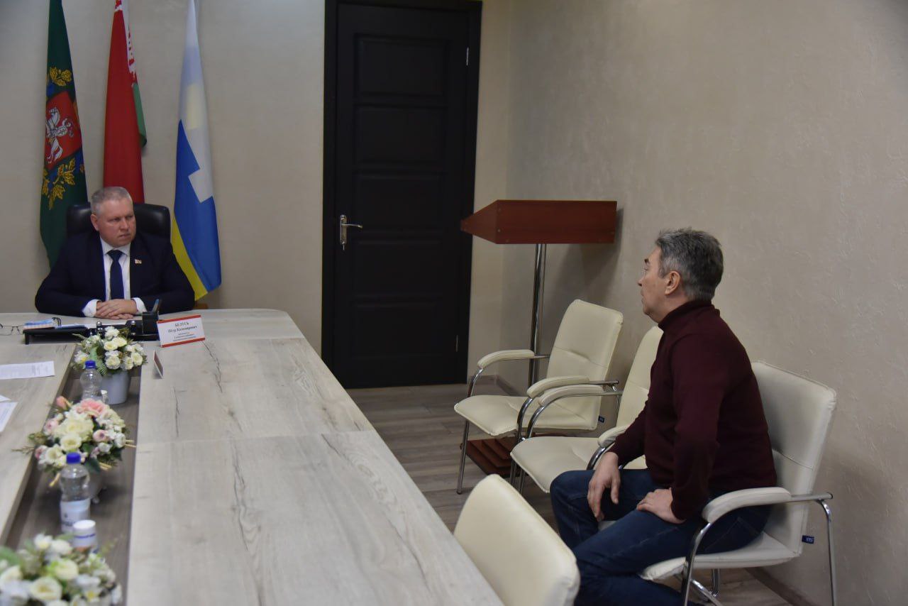 predsedatel-glubokskogo-rayispolkoma-pyetr-belus-provel-priem-grazhdan-_2