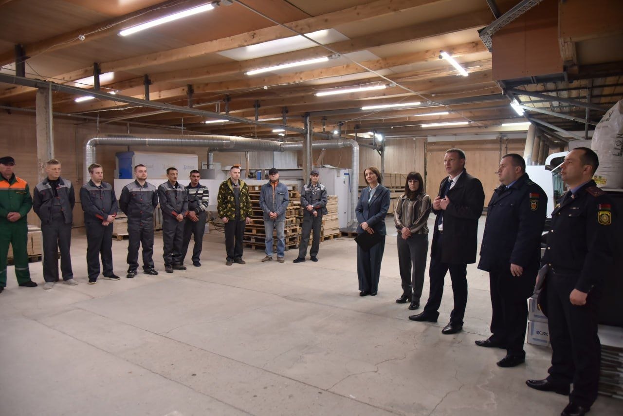 predsedatel-glubokskogo-rayispolkoma-maksim-bakurov-posetil-glubokskiy-mebelnyy-tsentr_1