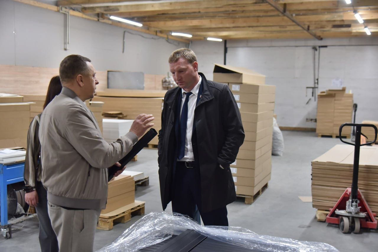 predsedatel-glubokskogo-rayispolkoma-maksim-bakurov-posetil-glubokskiy-mebelnyy-tsentr_6