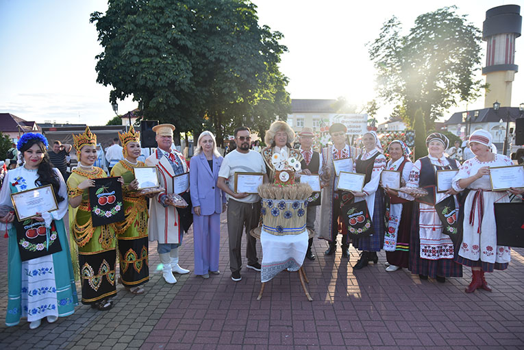 vishnyevyy-festival-v-glubokom-startoval-yarko-_8