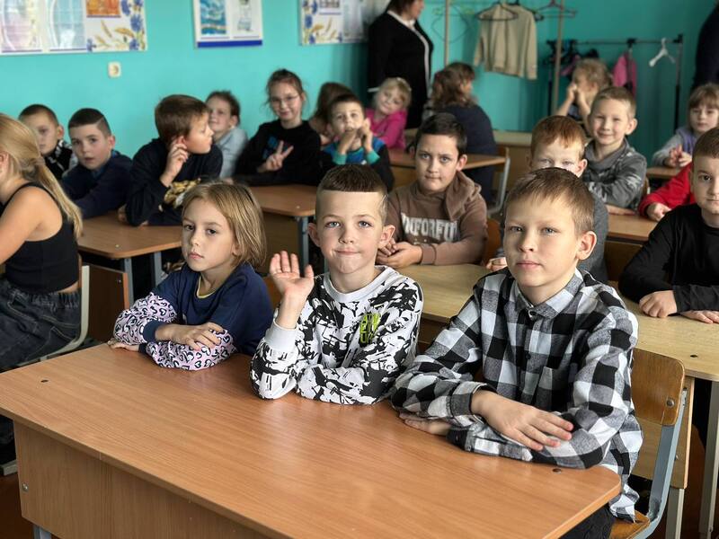 glubokoe-yunye-spasateli-i-rabotniki-mchs-razzhigayut-ogon-znaniy_1