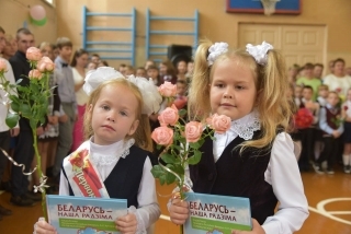 Навучэнцаў Дзеркаўшчынскай школы з новым навучальным годам павіншаваў старшыня Глыбоцкага райвыканкама Аляксандр Шубскі