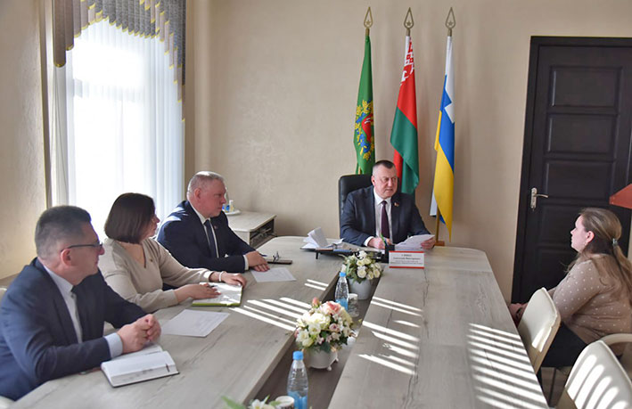 Депутат Анатолий Сивко провел прием граждан в Глубоком