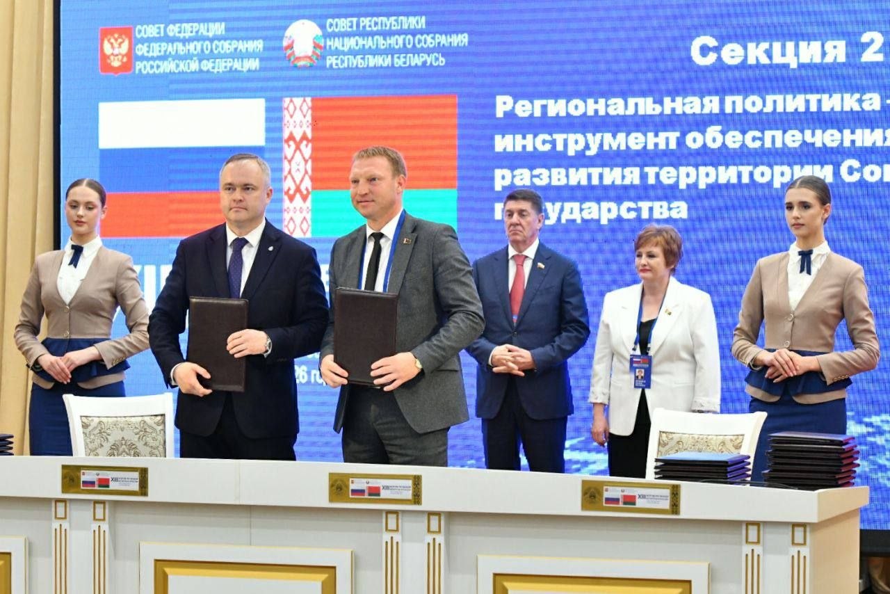 Максим Бакуров подписал соглашение о сотрудничестве между Глубокским райисполкомом  и администрацией Островского района Псковской области