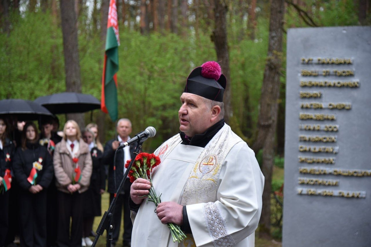 pamyat-vysechennaya-v-kamne-i-serdtsakh-v-urochishche-borok-proshel-miting-rekviem_13