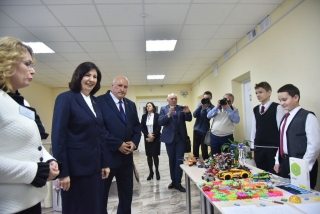В рамках рабочего визита в Глубокский район
Председатель Совета Республики Национального собрания Республики Беларусь
Наталья Кочанова провела встречу с педагогическим коллективом и учащимися
старших классов районной гимназии.