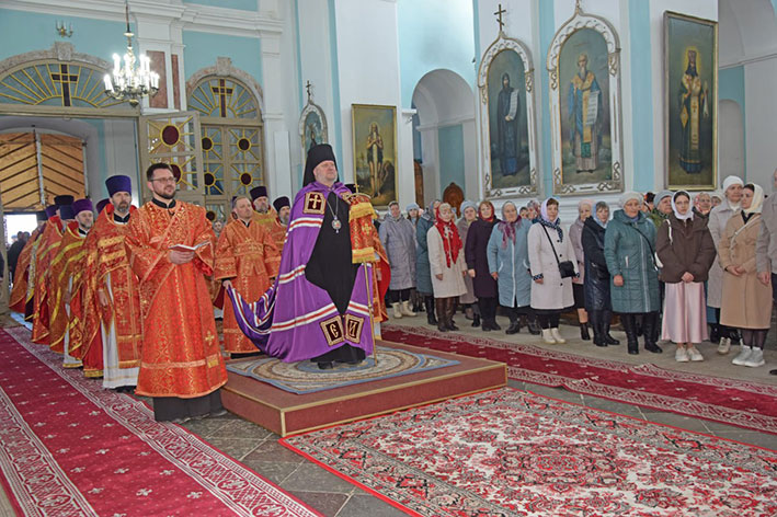 episkop-polotskiy-i-glubokskiy-ignatiy-vozglavil-prazdnichnuyu-bozhestvennuyu-liturgiyu-v-sobore-rozh_2