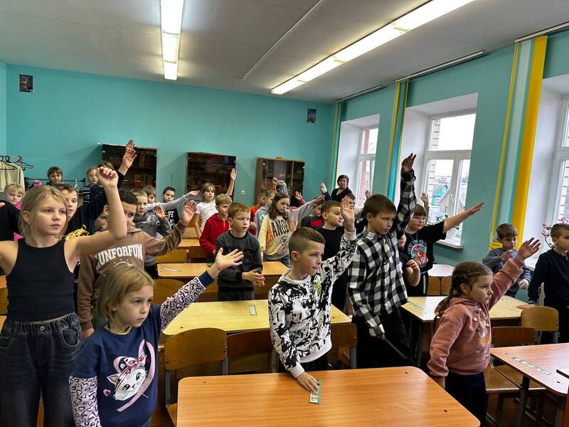 glubokoe-yunye-spasateli-i-rabotniki-mchs-razzhigayut-ogon-znaniy_0