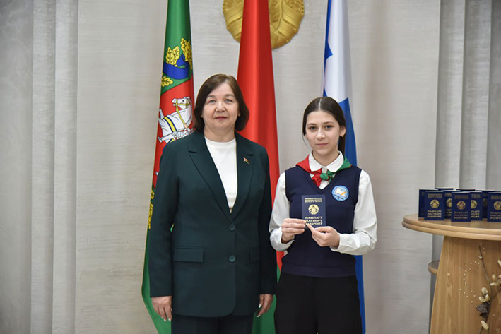 yunye-zhiteli-glubochchiny-poluchili-svoy-glavnyy-dokument_0